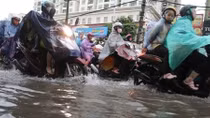 Đường phố Hà Nội kẹt cứng sau cơn mưa lớn
