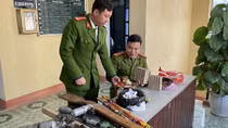 Vận động nhân dân tự giác giao nộp pháo, thuốc nổ và súng tự chế 