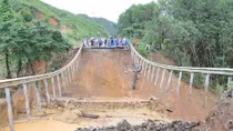 Hơn 50 mét đường biến mất, Quốc lộ 26 hoàn toàn tê liệt