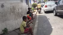 Muôn kiểu "chăn dắt" trẻ em ăn xin trên đường phố