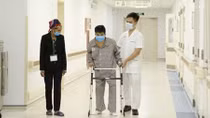 “Người cua” tập đi thẳng sau 16 năm
