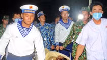 Quân y đảo Trường Sa cấp cứu ngư dân bị gãy 3 xương sườn 