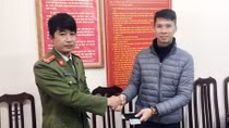 Trung úy Công an trả lại ví tiền cho người đánh rơi