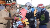 Mát lòng người dân trên đường về quê đón Tết
