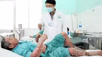 Toàn thân sưng vù, lở loét vì mua thuốc điều trị vảy nến trên mạng