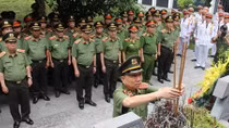 Đảng ủy Công an Trung ương, lãnh đạo Bộ Công an dâng hương tưởng niệm Chủ tịch Hồ Chí Minh