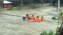 Dầm mình trong mưa lũ cứu dân