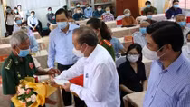 Phó Thủ tướng Trương Hòa Bình thăm, tặng quà người có công và dân nghèo