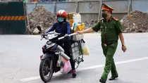 Bị xử phạt, Shipper rầu rĩ than: "Dịch đã khó khăn lại bị phạt tiền nữa"