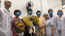 Gia đình bệnh nhân người Trung Quốc vui mừng xuất viện 