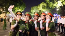 Ngẩn ngơ trước những "đóa hồng" của Đoàn nghi lễ CAND bên Hồ Gươm