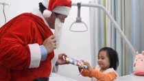 Lắng đọng hình ảnh bác sĩ hóa thành ông già Noel tặng quà bệnh nhi