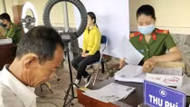 Cưới chưa trọn tuần, vợ chồng công an trẻ tạm xa nhau đi làm CCCD
