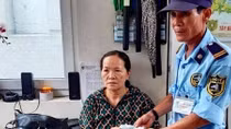 Bảo vệ bệnh viện trao trả hơn 100 triệu đồng cho người đánh rơi
