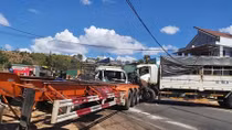 Tai nạn liên hoàn, đường Hồ Chí Minh bị tê liệt
