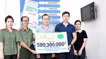 Ông Lâm Tấn Lợi trao gần 600 triệu đồng tiền mừng cưới của con gái ủng hộ Báo CAND làm từ thiện
