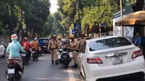 CSGT Hà Nội quyết liệt xử lý ô tô dừng, đỗ sai quy định 