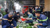Lính cứu hỏa trổ tài gói bánh chưng