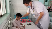 Hai học sinh uống nhầm thuốc diệt chuột, một em tử vong