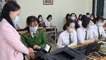 Những nữ Cảnh sát xuyên đêm làm Căn cước công dân lưu động ở Thành Vinh