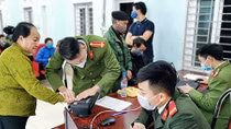 Người dân Mèo Vạc phấn khởi đi làm căn cước công dân mới