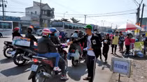Hàng ngàn chai nước suối được phát miễn phí cho người đi đường về quê ăn tết