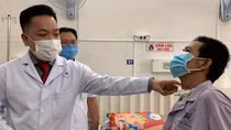 Người đàn ông bị lưỡi cưa đá mài văng đứt cổ họng