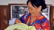 "Nhặt" được bé trai sơ sinh khi mở cửa nhà đi tập thể dục