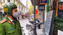 Hà Nội vắng lặng trong ngày đầu tạm dừng một số hoạt động dịch vụ