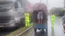 Người dân và CSGT phát cơm cho tài xế, hành khách dừng xe tránh bão
