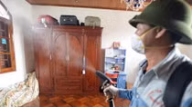 Hà Nội phun hóa chất diệt muỗi từ vùng lõi dịch sốt xuất huyết