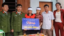 Trao tặng sổ tiết kiệm trị giá 160 triệu đồng cho thân nhân đồng chí Thiếu úy Nguyễn Bá Cường