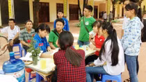 Tình nguyện viên cùng thí sinh bất chấp nắng nóng
