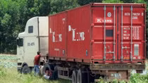 Truy tố lái xe container rút ruột hàng hóa