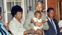 Người đàn bà trong cuộc tình 40 năm của cố Tổng thống Nelson Mandela