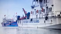 Cứu một tàu cá bị trôi dạt vùng biển Hà Tĩnh