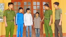 Kịp thời giúp đỡ hai cháu bé đi lạc trở về gia đình