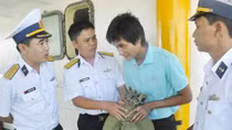 Ngư dân trôi dạt 3 đêm trên biển đã khỏe mạnh và về tới đất liền