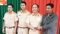 CSGT trả lại ví tiền cho người đánh rơi
