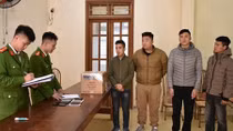 Bắt quả tang “bộ tứ” đốt pháo trái phép