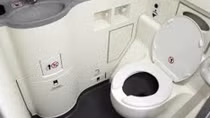 Khách Trung Quốc trộm tiền rồi giấu trong toilet máy bay