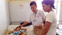 Đi vệ sinh bị sụp bồn cầu, một học sinh bị nứt sọ