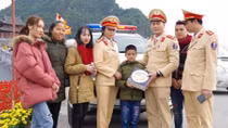 Kịp thời giúp cháu bé bị lạc tại chùa Tam Chúc tìm thấy người thân