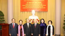 Trao Huy hiệu Đảng cho các đồng chí lãnh đạo, nguyên lãnh đạo Đảng, Nhà nước
