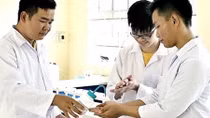 Thầy trò pha chế nước rửa tay sát khuẩn