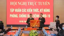 Trao tiền và 1.000 khẩu trang đến Công an TP Hà Nội
