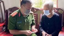 Đến tận nhà trao thẻ CCCD cho Mẹ Việt Nam Anh hùng