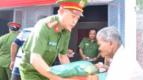 Tặng quà bà con nghèo nhân dịp lễ Sene Dolta