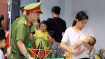 Học viện Cảnh sát nhân dân mang “Trung Thu Hồng” đến với bệnh nhi