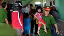 Giải cứu thành công 3 em nhỏ bị bố đẻ nhốt trong phòng tự thiêu